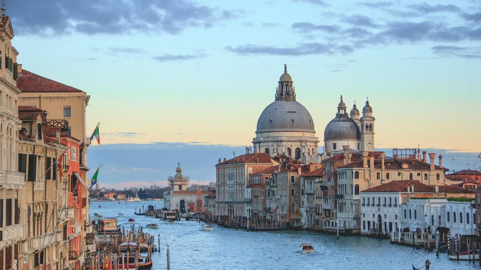 Venice is one of the top tourist destinations, but you should watch out for common scam. Learn how to identify, and avoid scams in Venice.