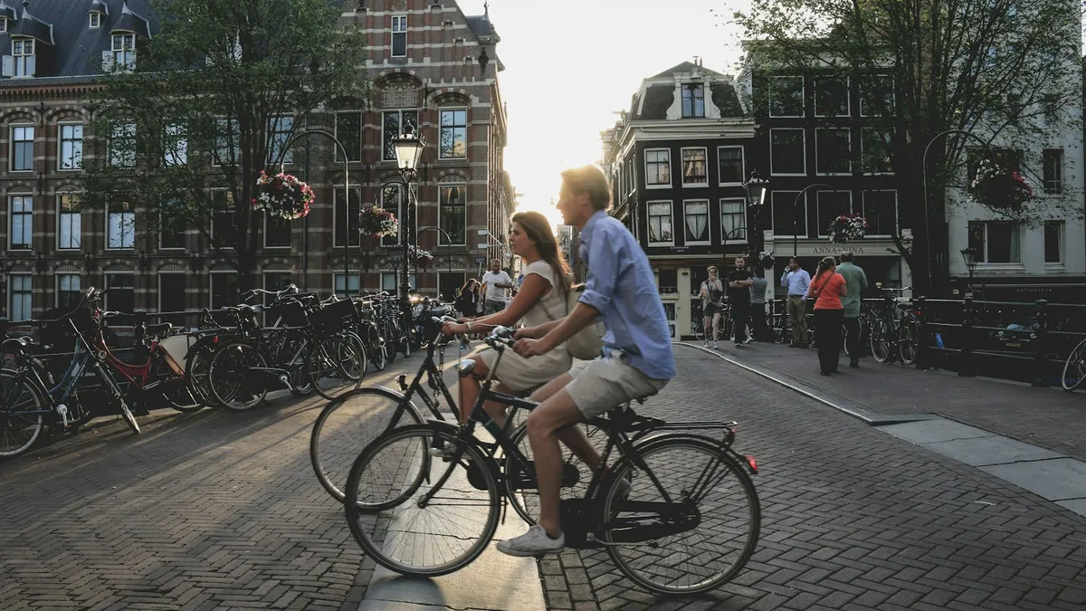 Explore Amsterdam safely with our guide! Learn to spot and avoid common scams in Amsterdam. Stay scam-free while enjoying your trip. Stay sharp, stay smart!