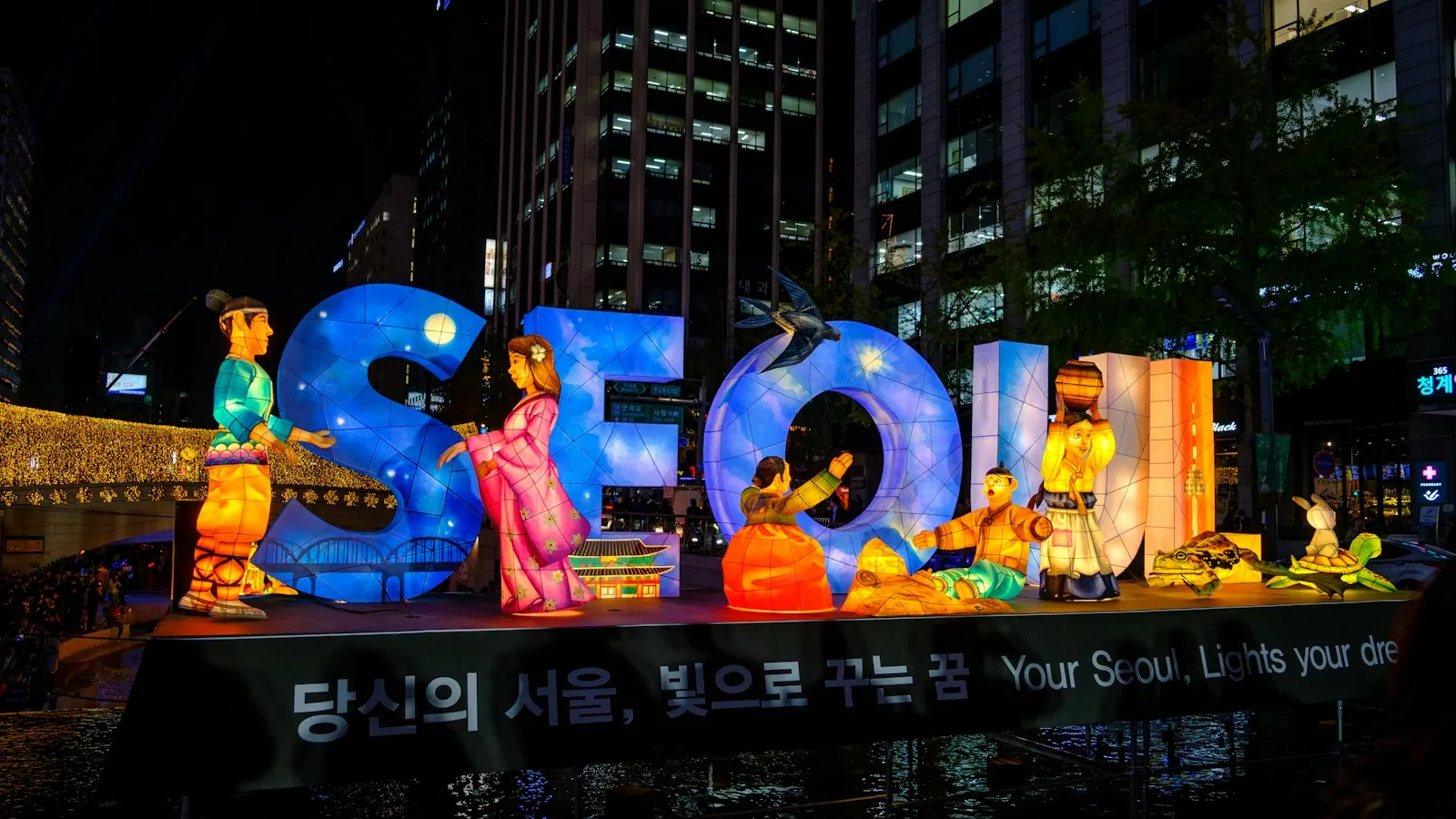 Watch out for the top travel scams in Seoul like taxi scams, SIM card scams, and more that target tourists. Learn how to spot, react and avoid falling victim.